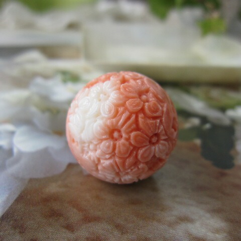 桃サンゴ大玉部分品 22粍 桜の彫り （穴なし） 手芸 一風変わった部分品 『貴石サンゴ』 赤珊瑚婚 還暦 生まれ落ちる日 御祝 厄除 御守 3月の誕生石 差し上げ物 差し上げ物 一緒になる35周年 赤珊瑚技術者