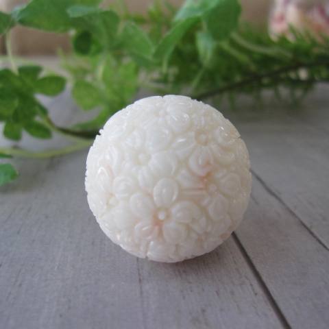 白赤珊瑚 全面彫り 大玉部分品 28.5粍 （穴なし） 桜の彫り 手芸 一風変わった部分品 『貴石サンゴ』 赤珊瑚婚 還暦 生まれ落ちる日 御祝 厄除 御守 3月の誕生石 差し上げ物 差し上げ物 一緒になる35周年 赤珊瑚技術者