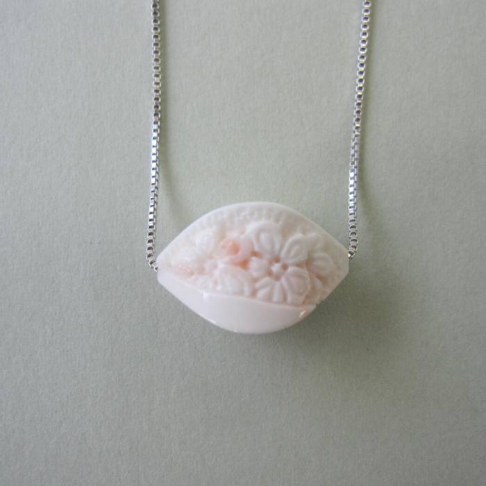 ピンク珊瑚 桜の彫り 変形 ペンダント ネックレス SILVER925スライドチェーン 宝石サンゴ 珊瑚婚 還暦 誕生日 御祝 厄除 御守 3月の誕生石 ギフト プレゼント 結婚35周年 珊瑚職人