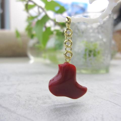日本・高知産血赤珊瑚 変形ペンダントトップ K18 ダイヤモンド0.05ct 『宝石サンゴ』 珊瑚婚 還暦 誕生日 御祝 厄除 御守 3月の誕生石 ギフト プレゼント 結婚35周年 珊瑚職人｜珊瑚職人館ー土佐