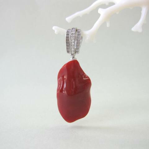 日本・高知産血赤珊瑚 変形ペンダントトップ K18WG ダイヤモンド0.04ct 『宝石サンゴ』 珊瑚婚 還暦 誕生日 御祝 厄除 御守 3月の誕生石 ギフト プレゼント 結婚35周年 珊瑚職人