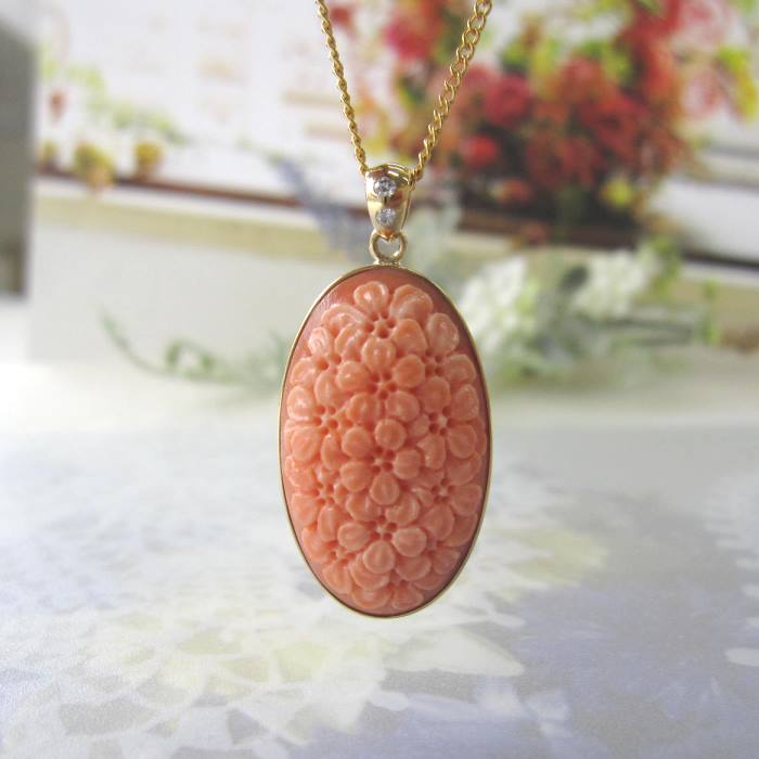 桃珊瑚 全面桜の花の彫り オーバルペンダントトップ K18 ダイヤ0.03ct 『宝石サンゴ』 珊瑚婚 還暦 誕生日 御祝 厄除 御守 3月の誕生石 ギフト プレゼント 結婚35周年 珊瑚職人