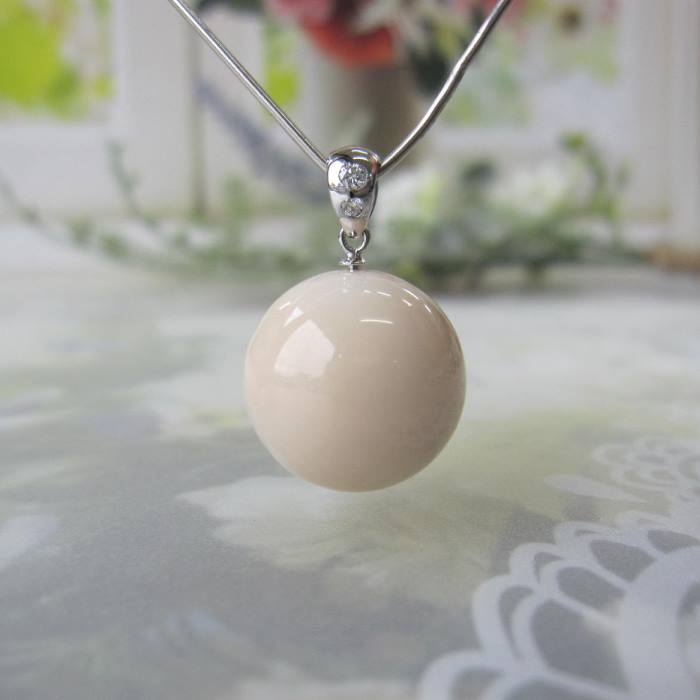 『大粒』 シナ海サンゴ 丸玉 ペンダントトップ （15ミリ） K18WG ダイヤ0.03ct 『宝石サンゴ』 珊瑚婚 還暦 誕生日 御祝 厄除 御守 3月の誕生石 ギフト プレゼント 結婚35周年 珊瑚職人｜珊瑚職人館ー土佐