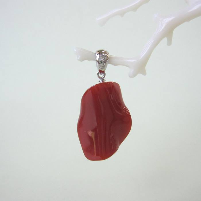 日本・高知産赤珊瑚 変形ペンダントトップ K18WG ダイヤ0.03ct 『宝石サンゴ』 珊瑚婚 還暦 誕生日 御祝 厄除 御守 3月の誕生石 ギフト プレゼント 結婚35周年 珊瑚職人