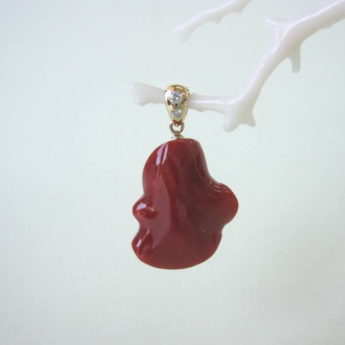 日本・高知産赤珊瑚 変形ペンダントトップ K18 ダイヤ0.03ct 『宝石サンゴ』 珊瑚婚 還暦 誕生日 御祝 厄除 御守 3月の誕生石 ギフト プレゼント 結婚35周年 珊瑚職人