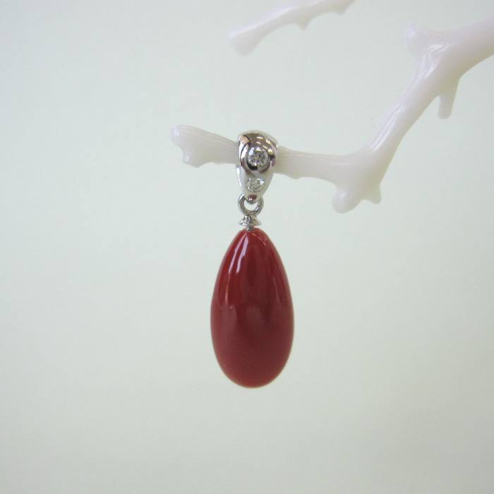 日本・高知産血赤珊瑚 ドロップペンダントトップ Pt900 ダイヤ0.03ct 雫『宝石サンゴ』 珊瑚婚 還暦 誕生日 御祝 厄除 御守 3月の誕生石 ギフト プレゼント 結婚35周年 珊瑚職人