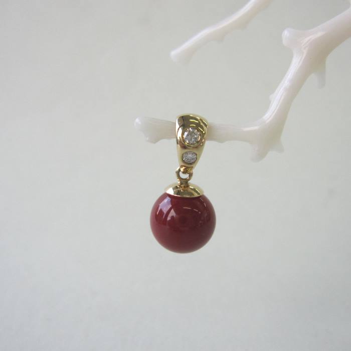 日本 高知産血赤珊瑚 丸玉 ペンダントトップ （8.4ミリ） K18 ダイヤ0.03ct 宝石サンゴ 珊瑚婚 還暦 誕生日 御祝 厄除 御守 3月の誕生石 ギフト プレゼント 結婚35周年 珊瑚職人｜珊瑚職人館ー土佐