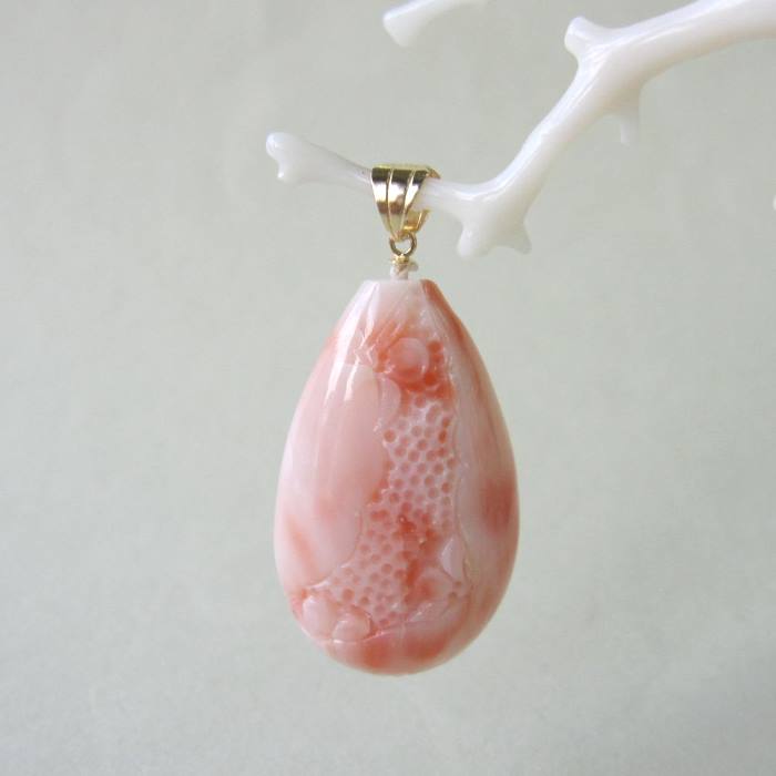 天然珊瑚彫りペンダント 女性の肖像 約4.5cm x 3cm 天然珊瑚彫りペンダント 女性の肖像 約4.5cm x 3cm