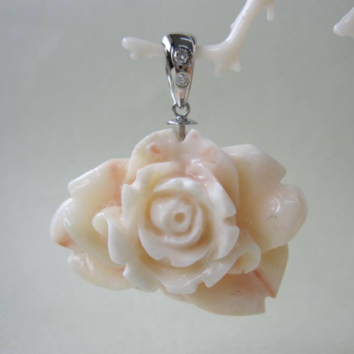 【豪華】 ミッド珊瑚 大輪の薔薇の花 ペンダントトップ Pt900 ダイヤ0.08ct 『宝石サンゴ』 珊瑚婚 還暦 誕生日 御祝 厄除 御守 3月の誕生石 ギフト プレゼント 結婚35周年 珊瑚職人