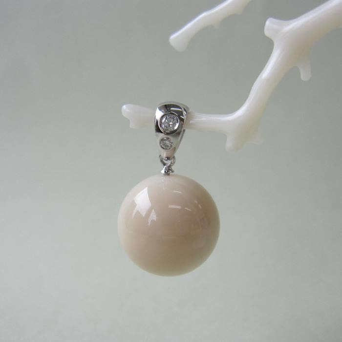『大粒』 シナ海サンゴ 丸玉 ペンダントトップ （13.8ミリ） Pt900 ダイヤ0.05ct 宝石サンゴ 珊瑚婚 還暦 誕生日 御祝 厄除 御守 3月の誕生石 ギフト プレゼント 結婚35周年 珊瑚職人