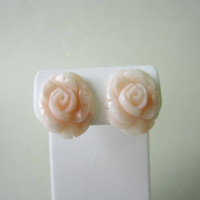 ミッド珊瑚 薔薇の花 ピアス 直結 K18 バラ ばら 宝石サンゴ 珊瑚婚 還暦 誕生日 御祝 厄除 御守 3月の誕生石 ギフト プレゼント 結婚35周年 珊瑚職人｜珊瑚職人館ー土佐