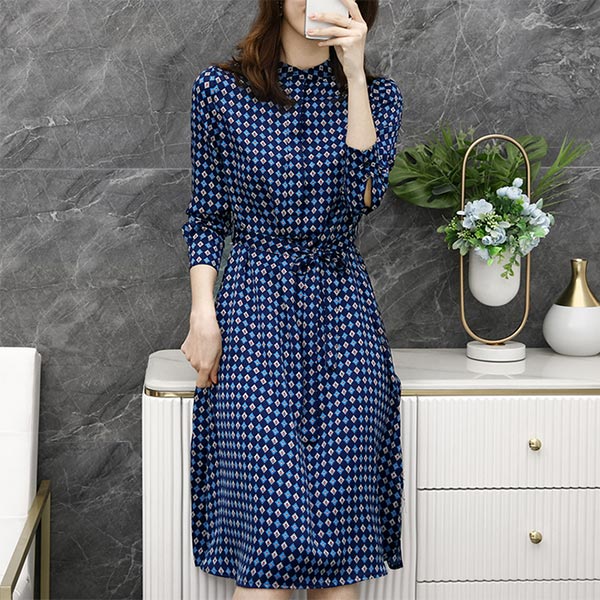 大きいサイズ ワンピース Aライン フロントタック ウエストリボンベルト 幾何学プリント バンドカラー 七分袖