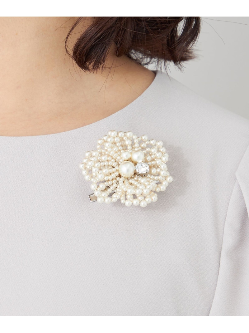 【SALE／30%OFF】フラワーブローチ TO BE CHIC トゥー ビー シック アクセサリー・腕時計 ブローチ・コサージュ・バッジ ホワイト グレー【RBA_E】【送料無料】[ Fashion]｜SANYO SELECT