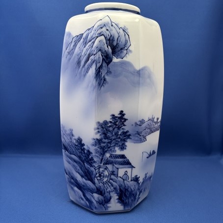 花器 花立て 砥部焼 六角花立て 米田南光 南光窯青染付景色 水墨画 瀬戸もの  白地 青 縦長 縦型かざり付ける品 芸術品 窯元 書き手 青磁 藍 和室 床の間景色 景色画 日本画 室内装飾 はたご屋 上の間 広座敷 美術館 エントランス状態 泊まり インテリア小物・置物-インテリア・寝具・収納-花瓶