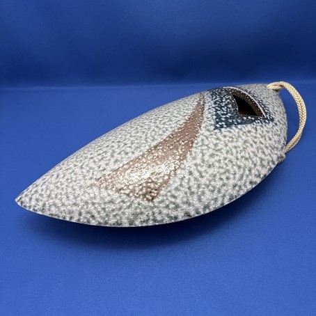 一ノ瀬焼 花器 掛花入 塩釉 丸田窯 木箱入壁掛け 柱 紐掛け(紐に色褪せあり) 玄関 花瓶 一輪挿し 陶器たて型 横型 置き型 茶室 和室 旅館 ホテル 料亭 ロビー インテリア｜三陽商事美術工芸品部・旧三貴工芸