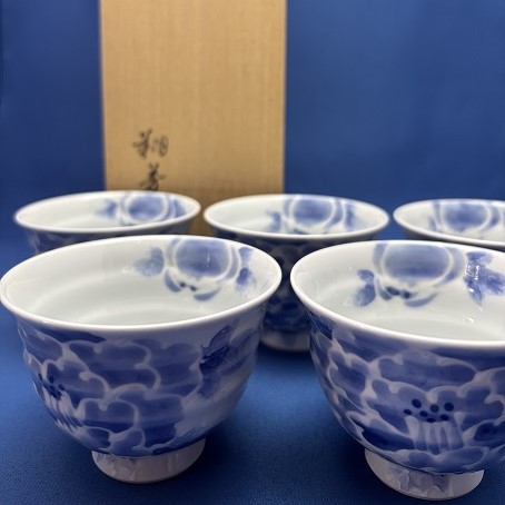 波佐見焼 煎茶碗 濃牡丹 煎茶揃 翔芳窯 5個 有田焼 湯呑セット 仙茶揃 手描き 茶器セット 花模様 磁器 白磁 藍 青 ブルー 茶器 高級茶器 食器 ギフト用茶器セット 和風茶器 プレゼント ギフト 高品質 木箱入り おしゃれ 和モダン 職人技 日本製 はさみ焼