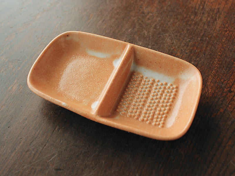 【楽天市場】【アウトレット】赤志野 仕切り おろし皿 [14cm×8.2cm] / 2つ切 薬味皿 仕切皿 おろし器 すりおろし わさび