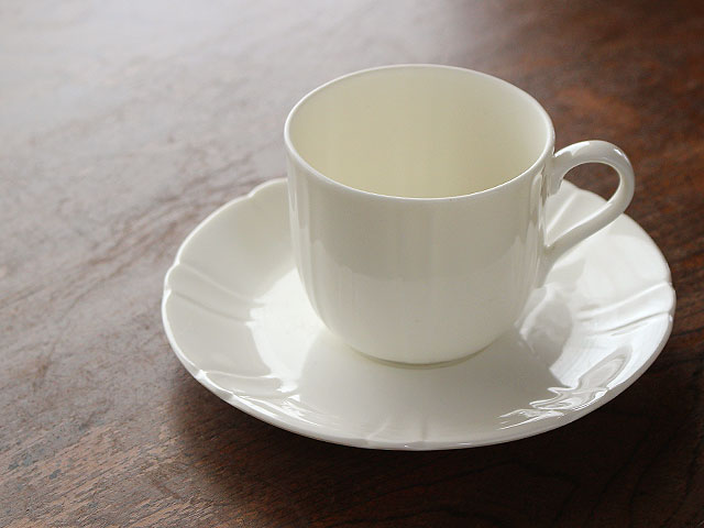   ホワイトプレート1枚　カップ2つセット 楽天市場】【アウトレット】白い食器 カップ&ソーサー（形