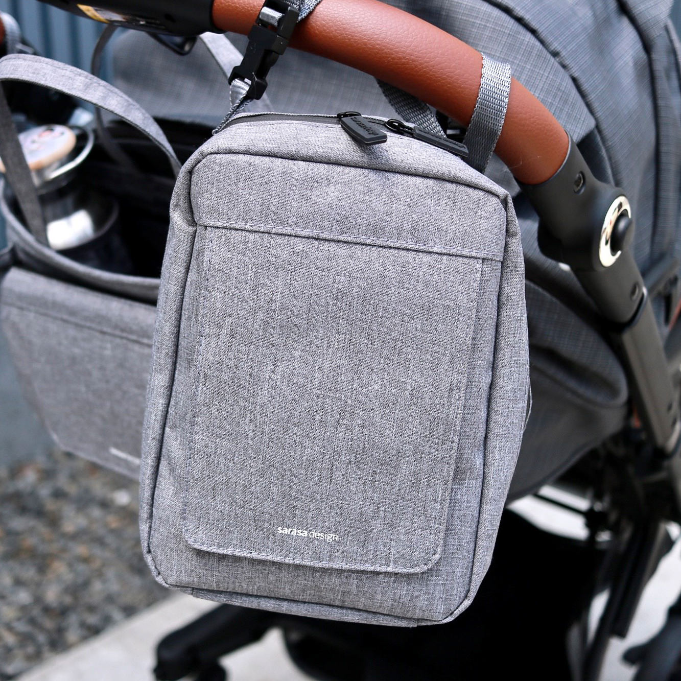 吊り下げタイプのウェットティッシュケース 多用途な収納ポーチに使えてベビーカーバッグや車での外出先でワンタッチに取出せる メール便可 B2c ウェットティッシュ バッグ S お尻拭き おしりふき バギーバッグ サラサデザインストア Sl Iz Sl Bm 55 Off