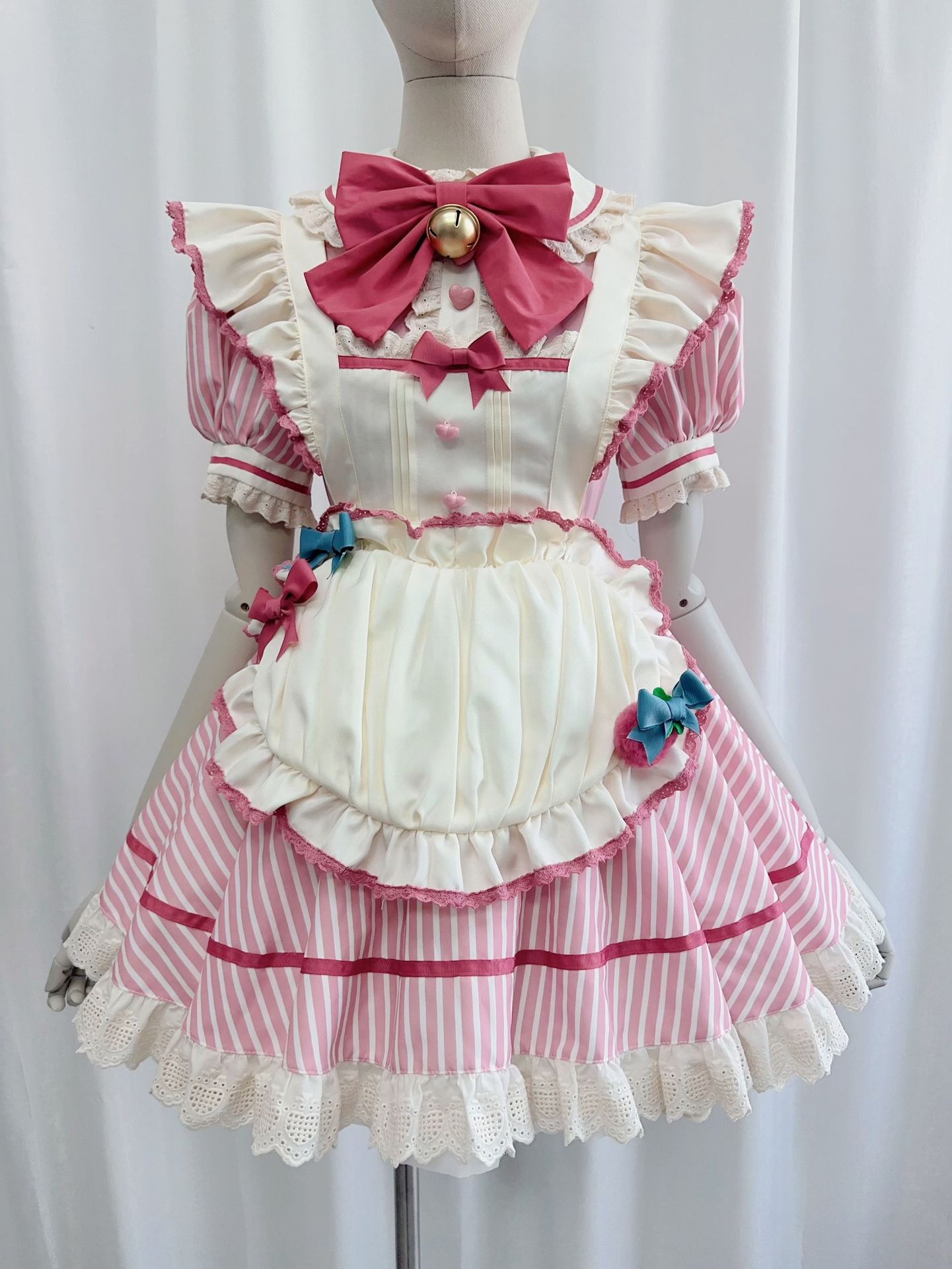 ロリータ風 可愛いメイド服 ワンピース エプロン付き リボン 半袖 ストライプ柄 フリル ショート丈 コスチューム コスプ衣装 cosplay ハロウィン衣装 ウェイトレス キャバ嬢 クラブ キャバドレス 仮装 ダンス衣装 イベント 学園祭 文化祭 舞台衣装 大人用 女性 ダンス衣装