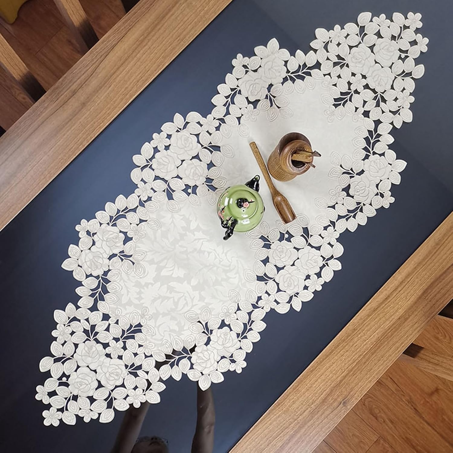 テーブルランナー 布芸 シンプル 欧風 おしゃれ 花柄 刺繍 透かし彫り 薄手 テーブルクロス テーブルセンター ダイニング 軽量 お食事マット 食卓飾り 気分転換 オールシーズン ベージュ|サステナライフ