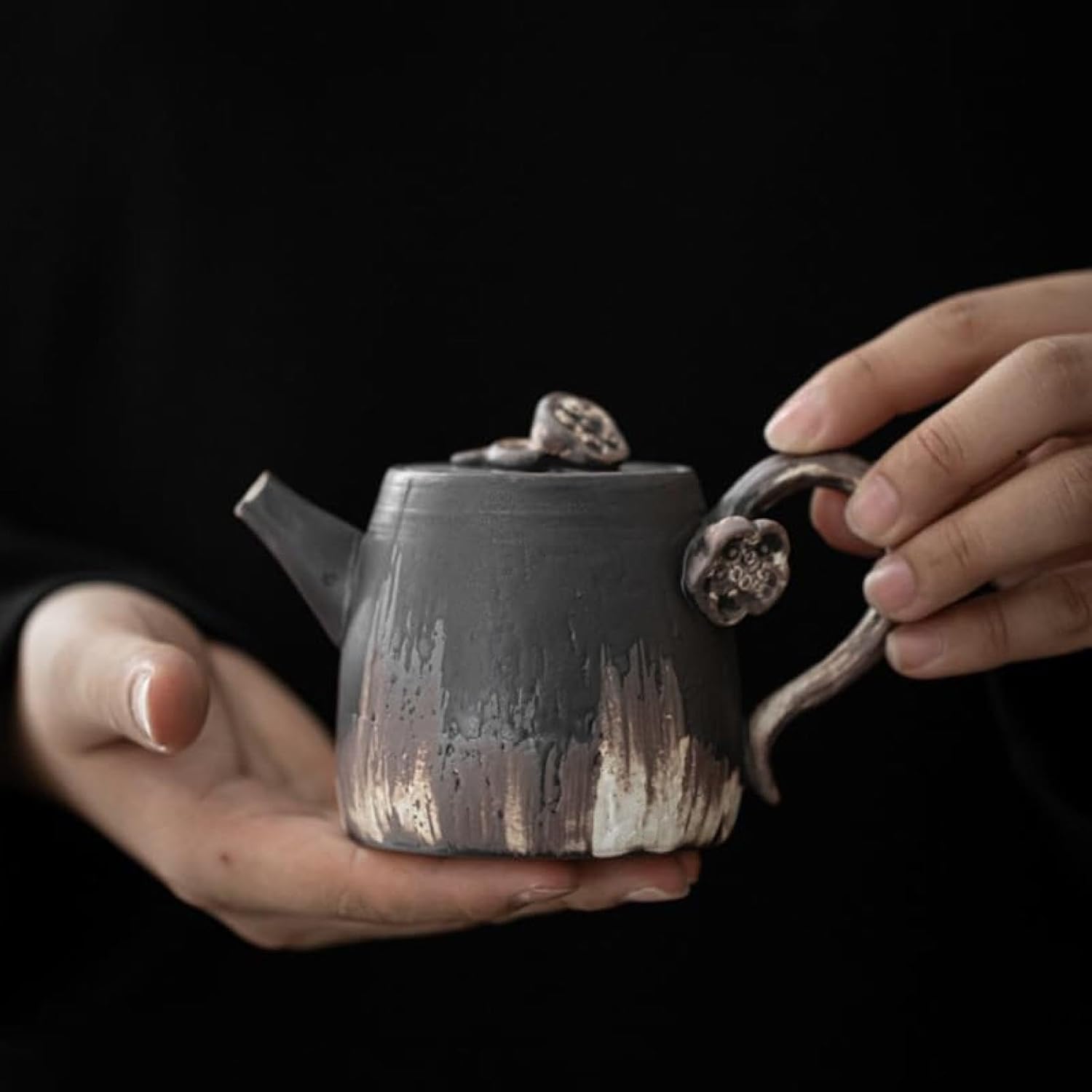風 蓮蓬 レリーフは壺の粗陶 復古 カンフー 茶器 禅意 手作り 急須を片手に壺を持ち、お茶愛好家に提供している 独特の陶器ギフト｜サステナライフ