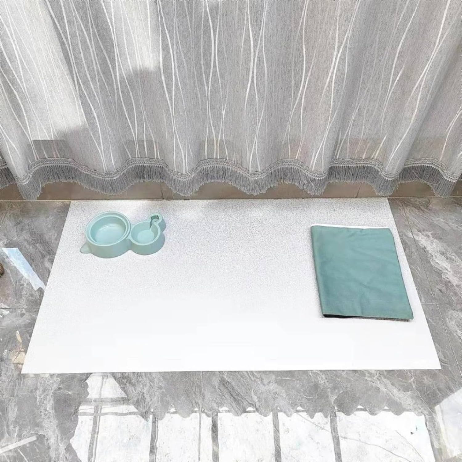 トイレ下敷きマット ペットマット ペット対応 pvc 無地 カーペット 犬 洗えるペットシーツ 漏れ防止 防水 床の傷対策 脱臭 噛み耐性 ペットフェンス・サークル・ケージ用 フリーカット シルバー（｜サステナライフ