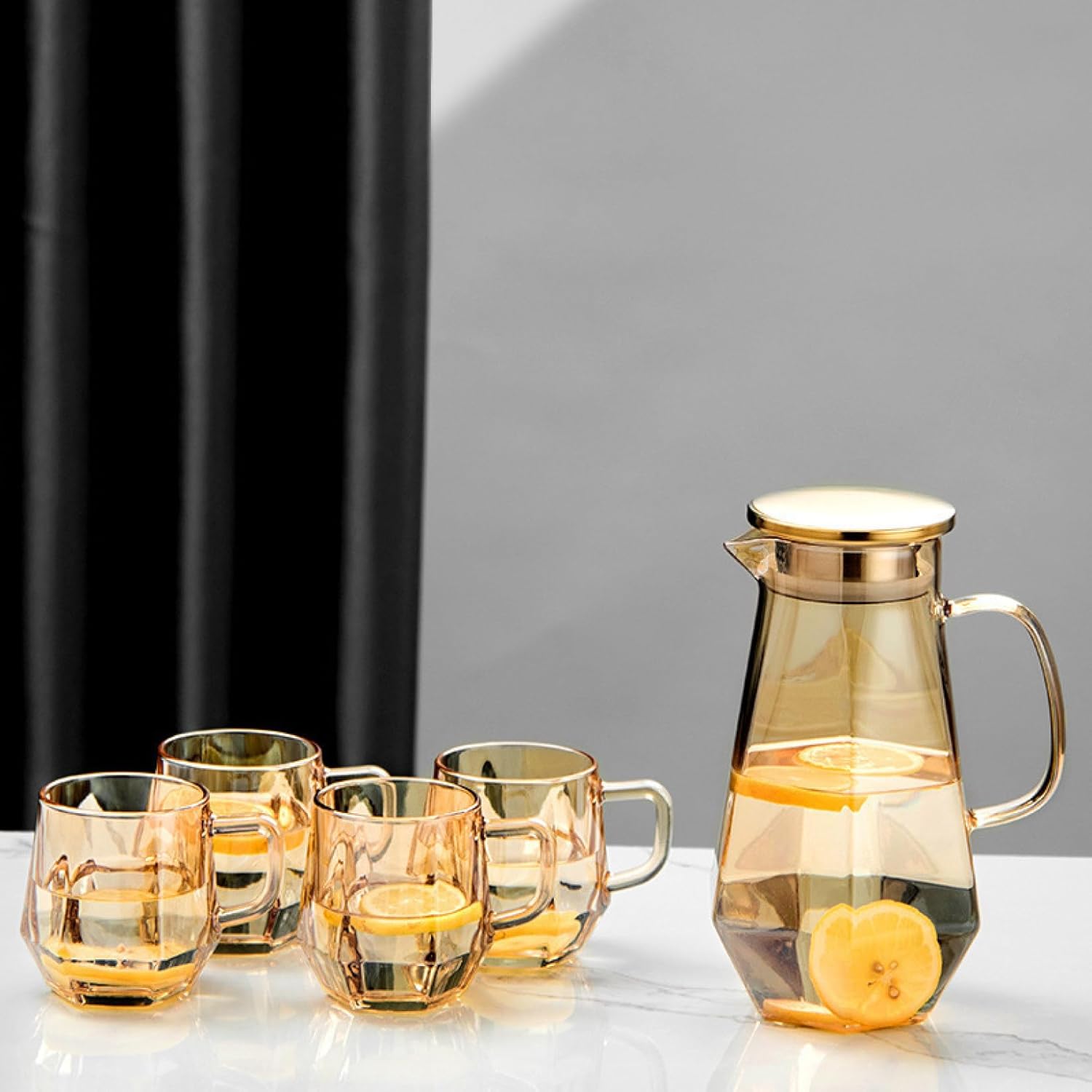 ガラス ピッチャー 蓋付き 麦茶ポット 耐熱 広口設計 熱湯可 透明 飲料 花茶 工芸茶 フルーツティー 冷蔵庫 料亭 旅館 飲食店 業務用 洗いやすい 食洗機対応 母の日 贈り物 ポット金+4カップ｜サステナライフ 14,964円
