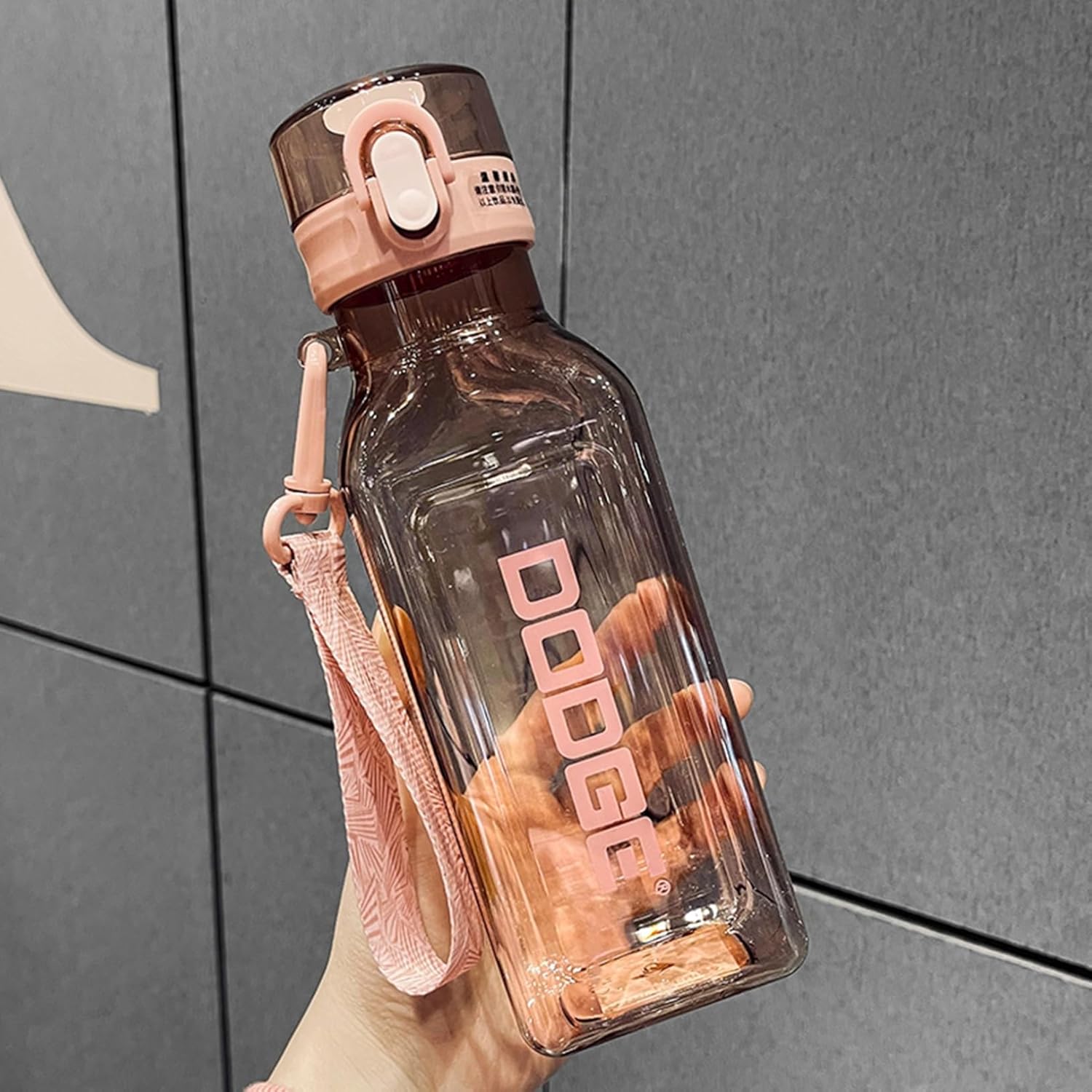 ウォーターボトル 目盛り付き 1リットル水筒 直飲み プラスチック製 700ml 大容量 キャリーハンドル付き 蓋付き 透明カップ 漏れのない 持ち運び 洗いやすい 耐冷耐熱 韓国 運動 通学 贈り物