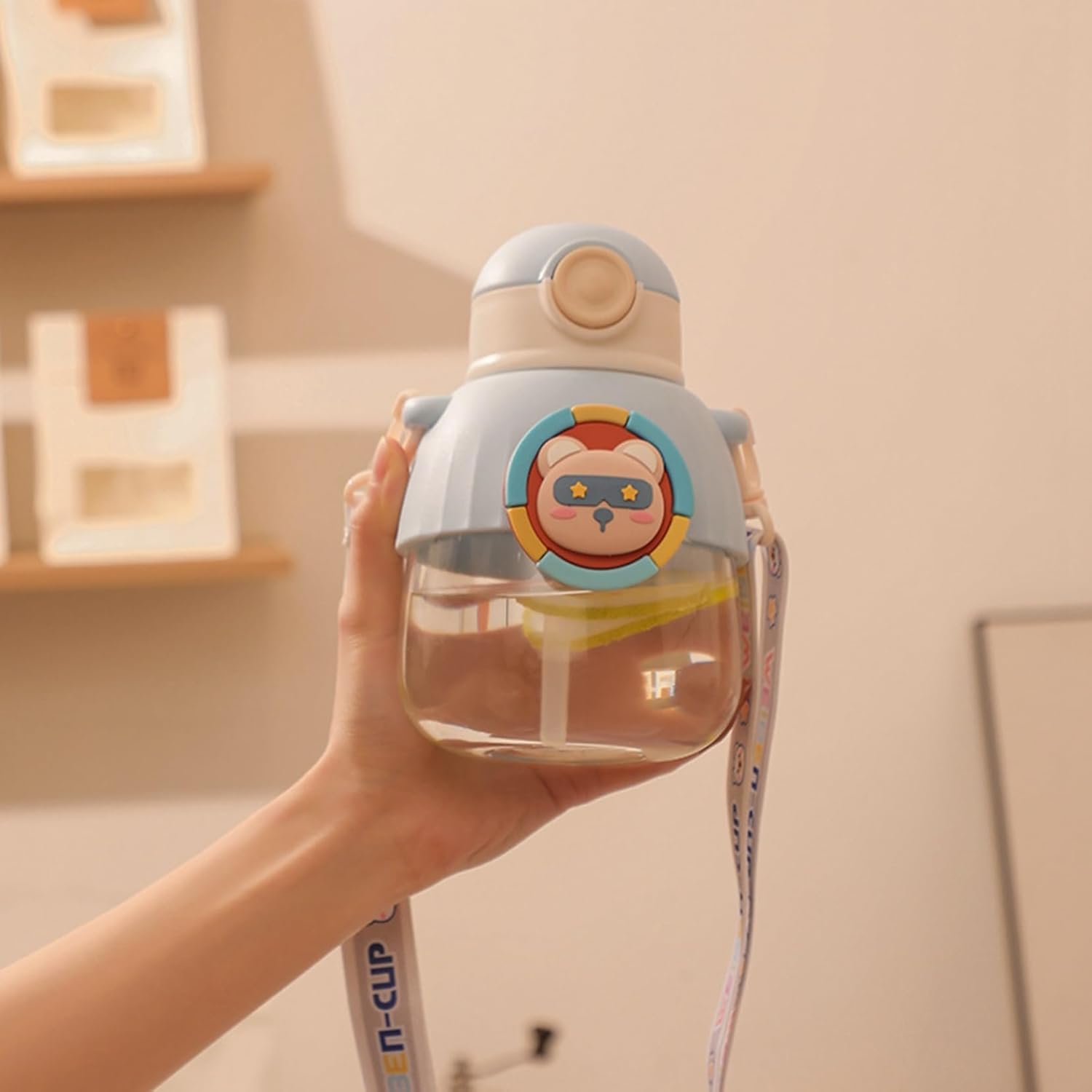 ウォーターボトル クマちゃん 可愛い ワンタッチ 水筒 ストロー ストラップ付き 大型 プラスチック キッズボトル ベルト付き 持ち運び便利 シームレス 女性用 キャンプ ランニング オフィス ブルー｜サステナライフ