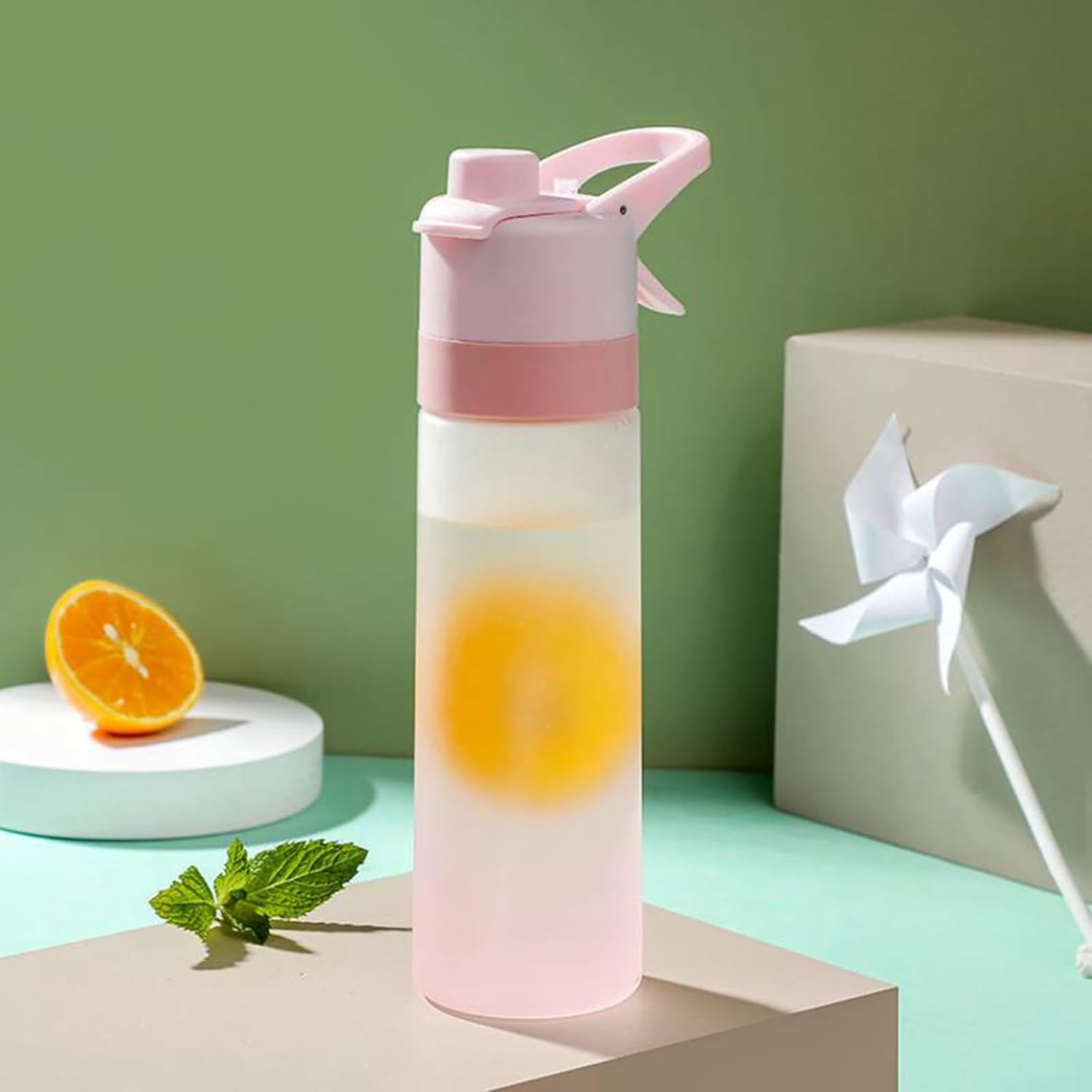 ウォーターボトル スプレーカップ 水筒 マットテクスチャ 直飲み 冷たい ミスト キャリーハンドル付き 噴霧 プラスチック 漏れなし 便利な 洗いやすい 耐冷耐熱 スポーツ飲料対応 学校 ギフトお祝い｜サステナライフ