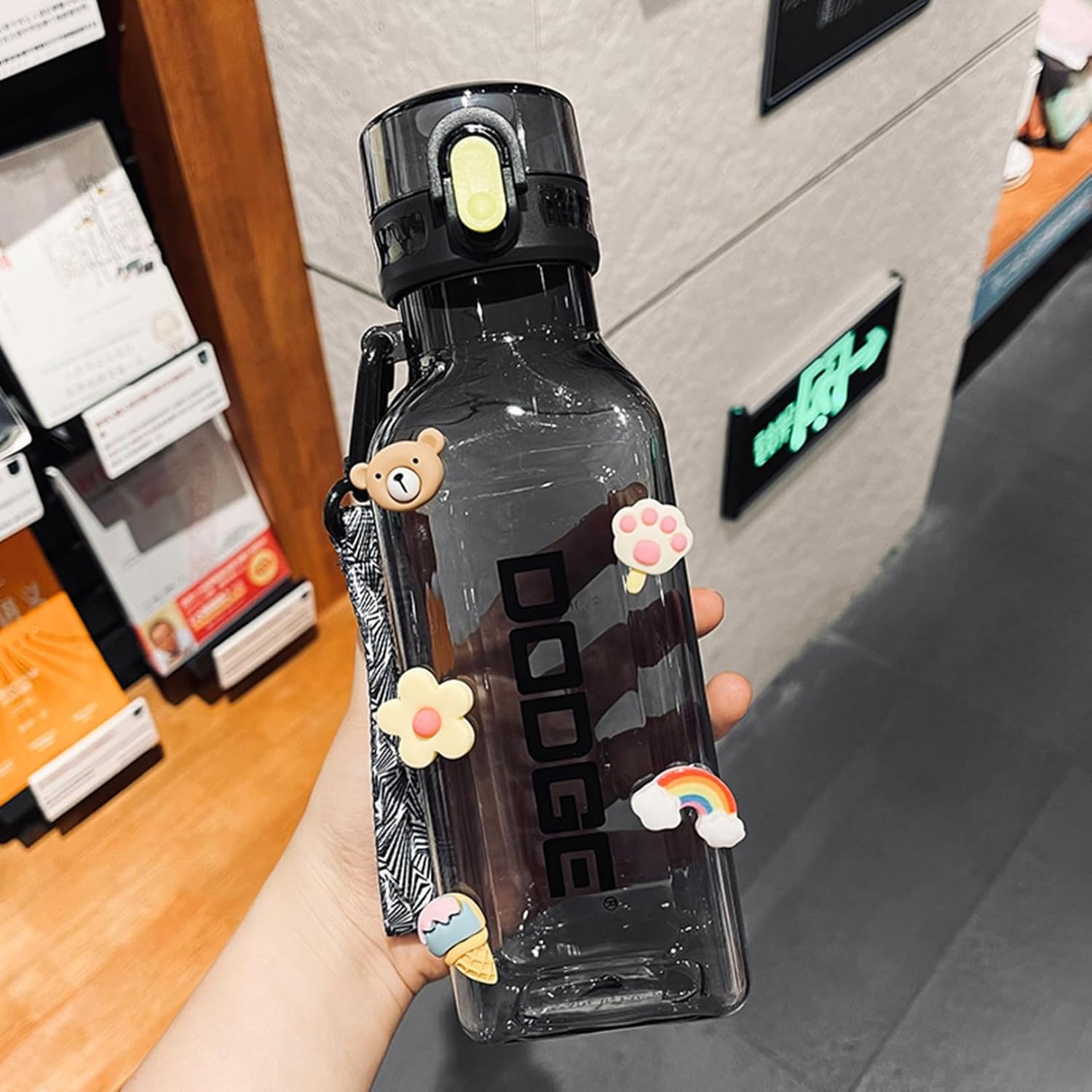 ウォーターボトル 目盛り付き 1リットル水筒 直飲み プラスチック製 700ml 大容量 キャリーハンドル付き 蓋付き 透明カップ 漏れのない 持ち運び 洗いやすい 耐冷耐熱 韓国 運動 通学 贈り物｜サステナライフ