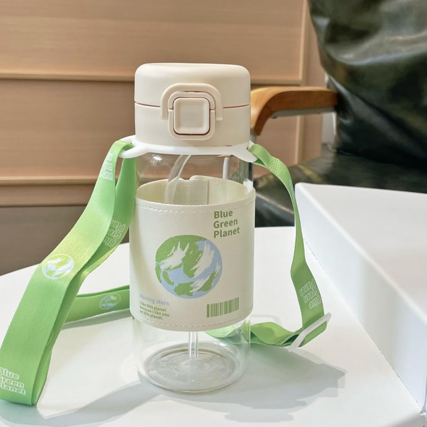 ガラスボトル 水筒 ウォーターボトル 蓋付き クリア 500ml カップル ワンタッチ開閉式 ストローボトル ロック 水分補給 保冷 保温 無鉛 耐久性 持ち運び便利 オシャレ 大人用 少女 通勤 散｜サステナライフ