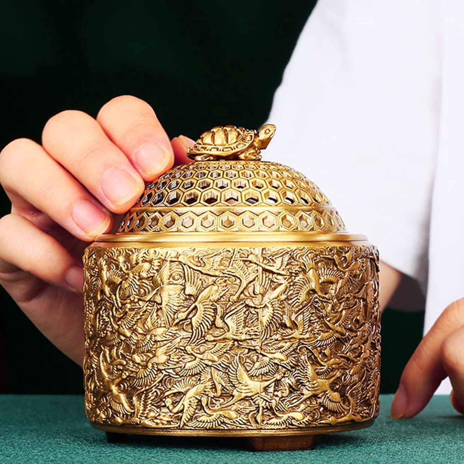 千鶴香炉 銅製 インテリア雑貨 工芸品 置物 風水グッズ 丸香炉 仏壇用香炉 蓋付き 渦巻き線香皿 香炉皿 灰がこぼれない 心を落ち着かせてくれる お香 香道用 書斎 インテリア リビングルーム 銅色