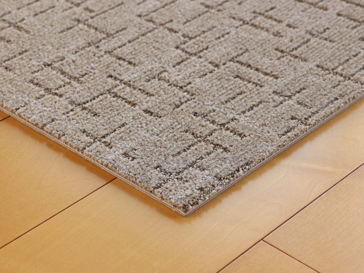 シックモダン タイルカーペット 日本製【サイズ：50cm&times;50cm】【グランドベージュ】室内用 カット＆ループパイル パターンデザイン防炎品 防ダニ 制電 水洗い手洗いOK遮音 防音 滑り止め加工 床暖房対応ペットにもおすすめ 消臭機能 撥水 防汚｜ドリームインテリア