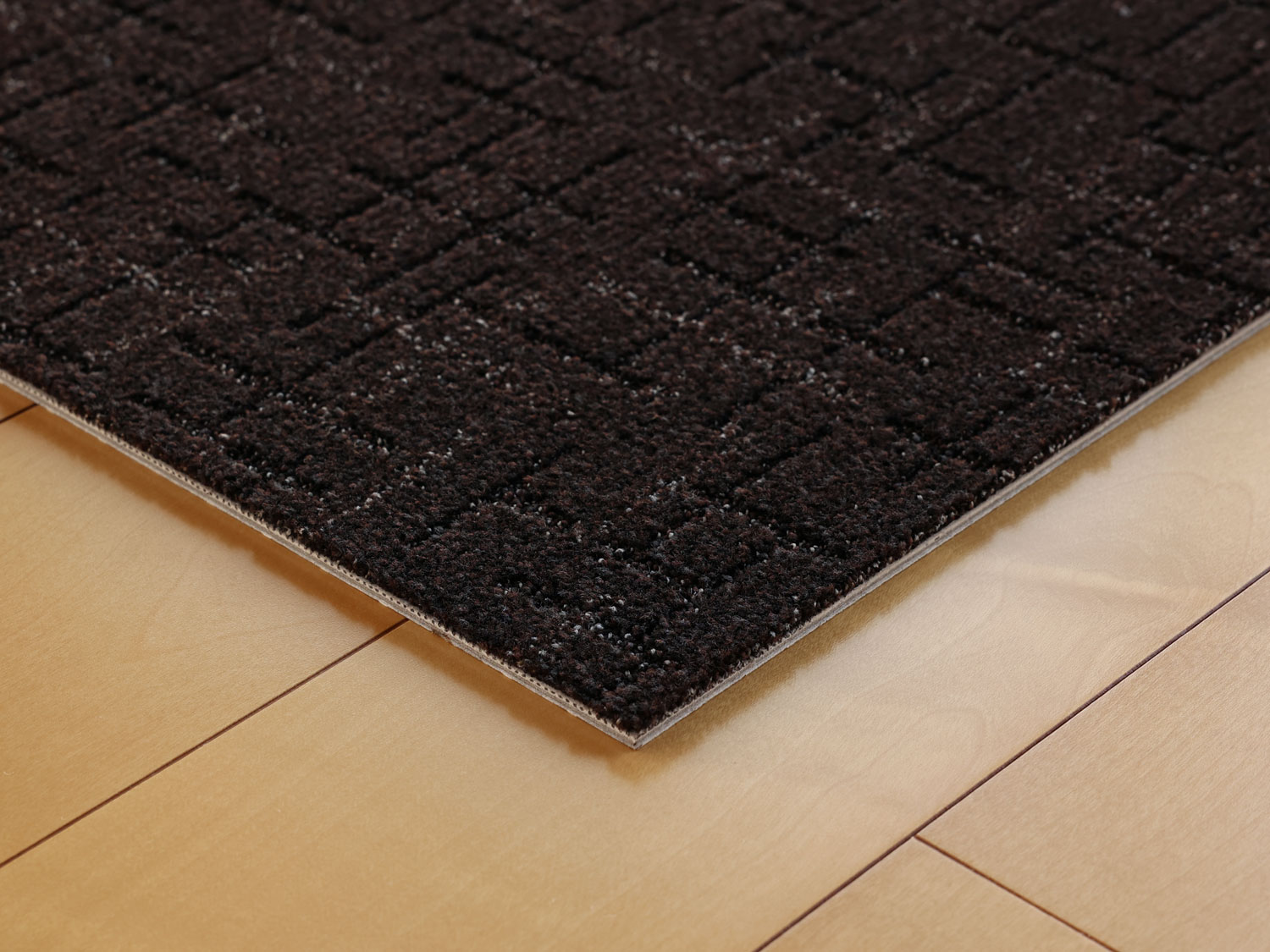 シックモダン タイルカーペット 日本製 【サイズ：50cm×50cm】【シャドーブラウン】 室内用 カット＆ループパイル パターンデザイン 防炎品 防ダニ 制電 水洗い手洗いOK 遮音 防音 滑り止め加工 床暖房対応 ペットにもおすすめ 消臭機能 撥水 防汚