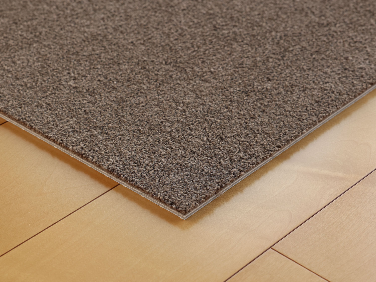 【ブラウン】ラグジュアリー タイルカーペット 【サイズ：50cm×50cm】日本製 こだわりスタイル 室内用 柔らかナイロン 高耐久 カットパイル 防炎品 制電 防ダニ 水洗い 手洗いOK ペットにもおすすめ 床暖房対応 撥水 防汚 消臭機能