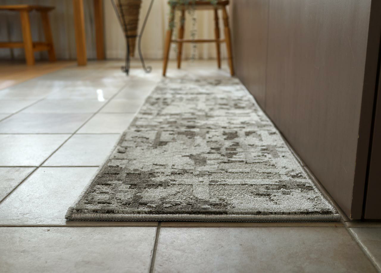 エバーリーフ ロングマット【サイズ：約50cm&times;200cm】日本製 ナイロン100% 木漏れ日デザイン フットマット防炎加工 防ダニ加工 消臭加工 防汚加工 F☆☆☆☆遊び毛防止 制電加工 耐熱加工 床暖房対応キッチンマット ベッドサイド アプローチマット｜ドリームインテリア