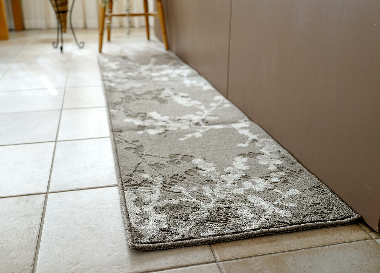 モノリス ロングマット 【サイズ：約50cm×100cm】日本製 ナイロン100% つぼみデザイン 植物柄 防炎加工 防ダニ加工 消臭加工 防汚加工 F☆☆☆☆ 遊び毛防止 制電加工 耐熱加工 床暖房対応 キッチンマット ベッドサイド アプローチマット