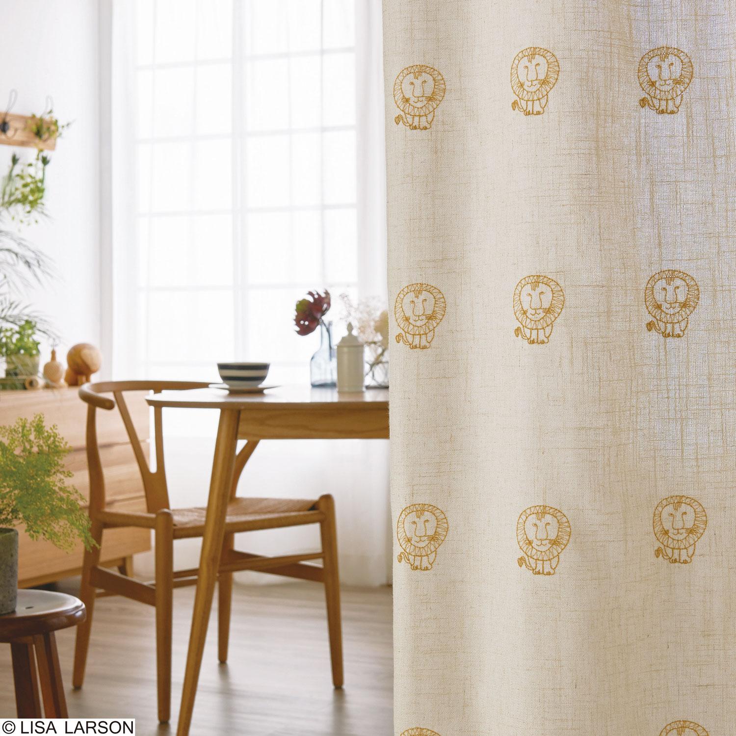 リサ・ラーソン 刺繍 ドレープカーテン[サイズ：幅96cm×丈135cm]ライオン LION 麻混生地【LISA LARSON】北欧 デザイナーズカーテン既製サイズ カーテン 日本製