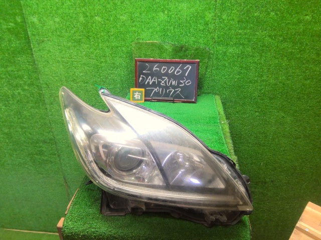 【中古】プリウス DAA-ZVW30 右ヘッドランプＡＳＳＹ 81145-47571 自社品番260067 070
