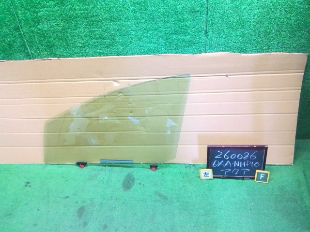 【中古】アクア DAA-NHP10 左　フロント　ドアガラス 68102-52042 自社品番260086 209