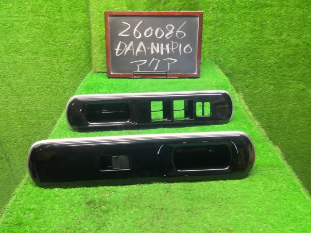 【中古】アクア DAA-NHP10 パワーウインドウスイッチ　カバー　トリム 74232-52740-C1 自社品番260086 209