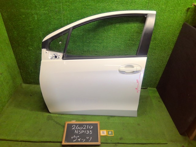 【中古】ヴィッツ DBA-NSP135 左 フロント ドアASSY 67001-52500 自社品番260210 070