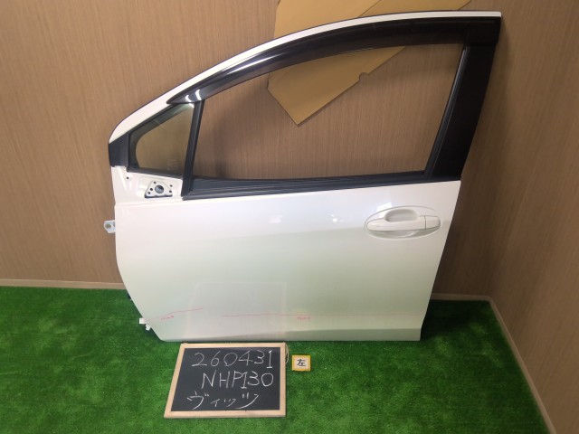 【中古】ヴィッツ DAA-NHP130 左フロントドアＡＳＳＹ 67002-52480 自社品番260431 070｜くるまの110ばん