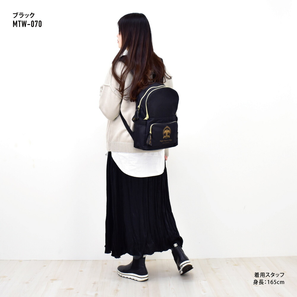 国内外の人気 ツイステッドワンダーランド ツイステ リュック リュックサック デイパック 撥水 ナイロン 小さめ ロゴ 背面 ファスナー ポケットたくさん 12l 黒 ゴールド レディース 大人 女性 大学生 女子 高校生 中学生 かわいい 可愛い おしゃれ 人気