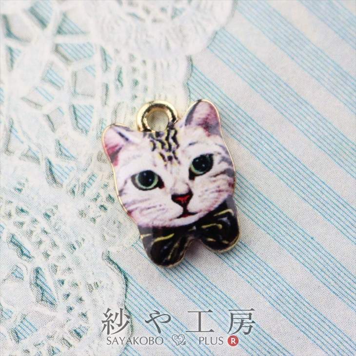 楽天市場 お盆も毎日発送 ミニチャーム リボン猫 約15x11mm ブラック 1個 ねこ ネコ りぼん カン付き イラスト ハンドメイド ピクチャー アクセサリーパーツ アクセサリーパーツの店 紗や工房