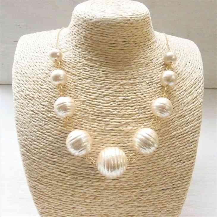 楽天市場 送料無料 コットンパール コットン パール パーツ 日本製 丸筋 両穴 キスカ 17mm 1 7cm 5個 黄色っぽい白 黄みがかった白 アイボリー コットンパールパーツ 通し穴 丸玉 丸 ラウンド 筋入り ライン ハンドメイド用 手作り 材料 クラフト 真珠 ちょこっと