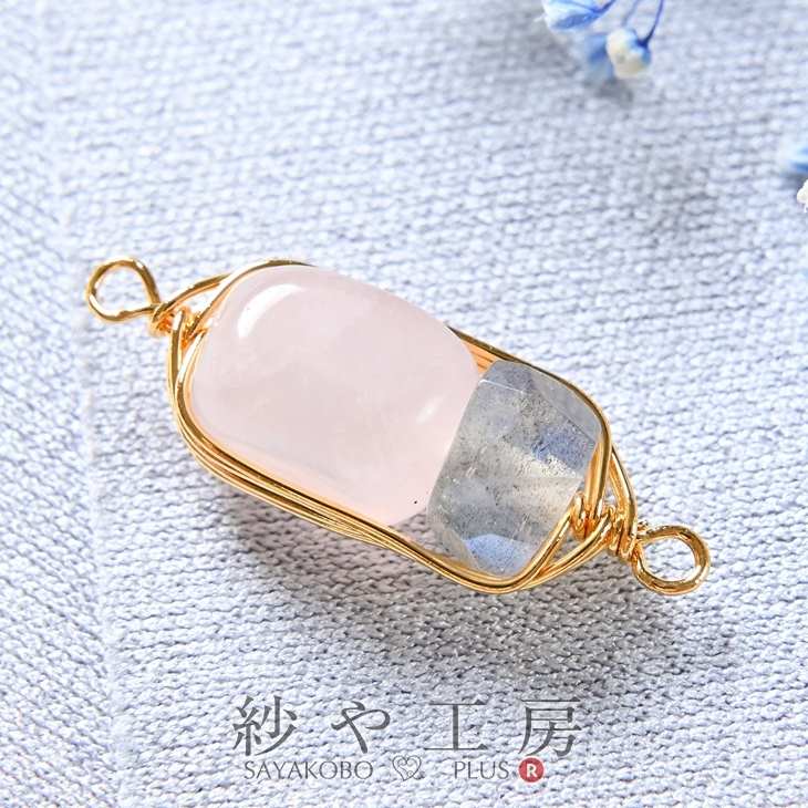 楽天市場 天然石チャーム ワイヤーラッピング ローズクォーツ ラブラドライト 23 5mm 1個 1ヶ アクセサリーチャーム つなぎパーツ 天然石 ストーン 約2 4cm アクセサリーパーツ パーツ ワイヤー使用 上下カン付 金属 材料 問屋 ハンドメイド資材 さや工房 11倍