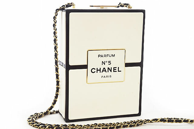 シャネル CHANEL NO’５ パフュームボックス 精油ボックス席 2021年春夏寄せあわせ カクテル御徒面子 寄り合い御徒面子 チェーン店ショルダーバッグ イヴニングバッグ クラッチペダル 白×黒 なめし革 G金具 ゴールド金具 本物 未当て嵌める 庫入れ品